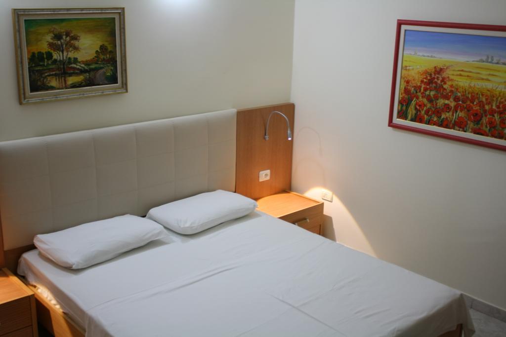 Hotel Martini Vlorë Zimmer foto