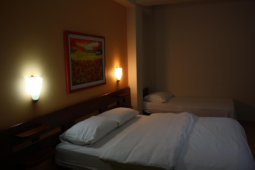 Hotel Martini Vlorë Zimmer foto